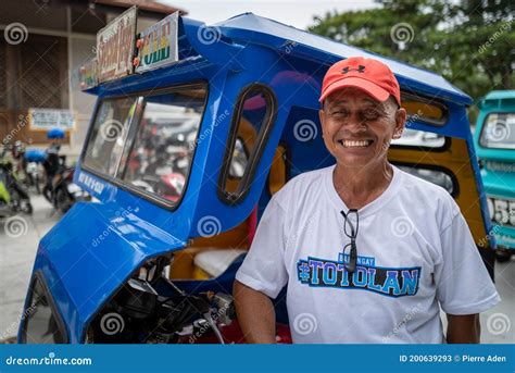 Tricycle Driver Kinansela Ang Booking Upang Himasin si Madam.